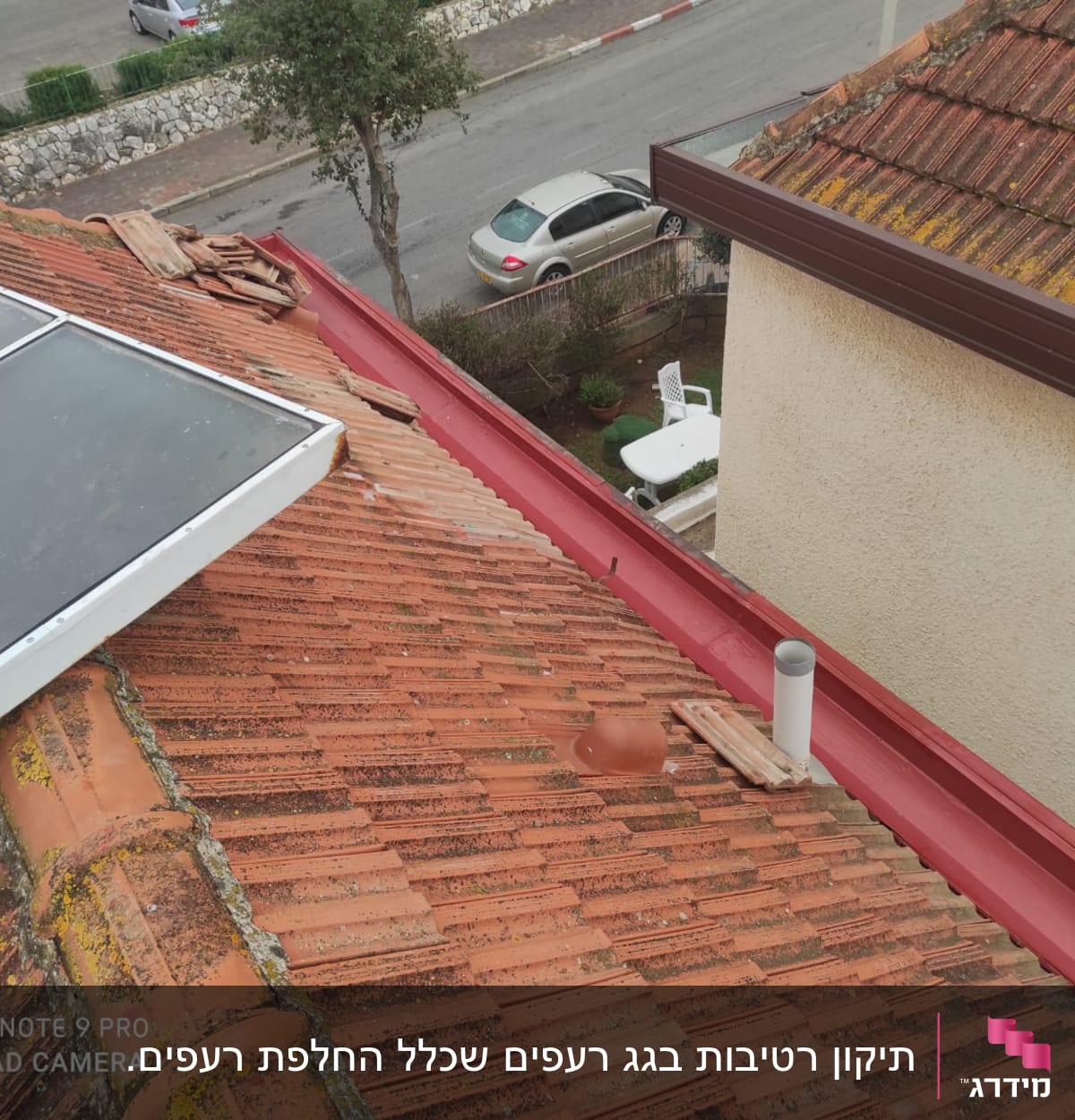 גג רעפים עם קולטי שמש וצינור אוורור